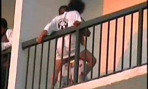 Due dei suoi amici sono vecchie porche troie pronti.