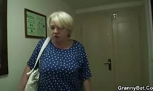 Due sorelle abili nonne porche scopano