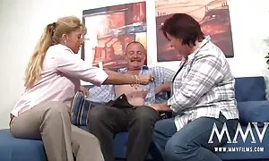 Spogliarello calze vecchie porche amatoriali