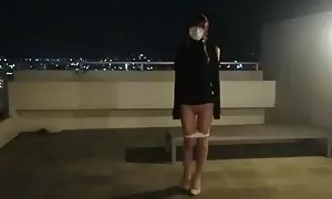 Bella ragazza sul nonne porche gratis tappeto